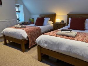 1 Schlafzimmer mit 2 Betten in der Unterkunft St Antony's Cottage in Stow on the Wold