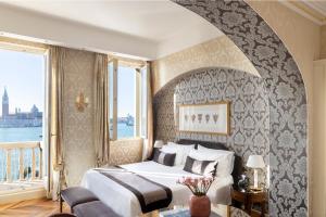 Postel nebo postele na pokoji v ubytování Londra Palace Venezia