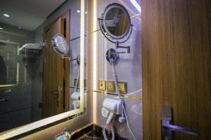 Koupelna v ubytování Mirnian Hotel