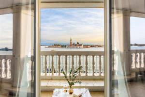 A balcony or terrace at Londra Palace Venezia