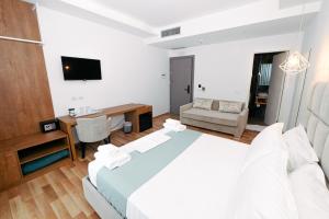 เตียงในห้องที่ Bianco Hotel