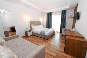เตียงในห้องที่ Bianco Hotel