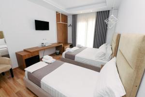 เตียงในห้องที่ Bianco Hotel