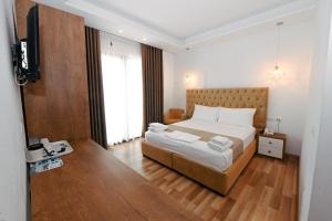 เตียงในห้องที่ Bianco Hotel