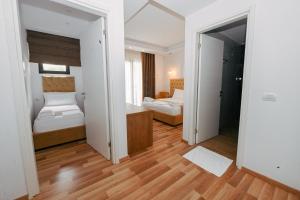 เตียงในห้องที่ Bianco Hotel