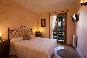 um quarto com uma cama grande e uma janela em La Posada de San Millán em San Millán de la Cogolla