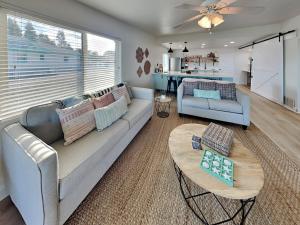 una sala de estar con un sofá y una mesa en Bathing Suit Beach Bungalow, en Ormond Beach