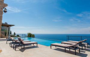 佩特罗瓦纳莫鲁Olive Resort & Villas的带躺椅的游泳池和大海
