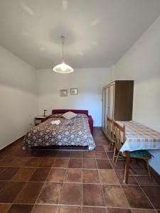 a bedroom with a bed and a table in it at Casa rosa in Palau