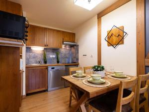 Kuchyňa alebo kuchynka v ubytovaní Appartement 1 chambre, piscine, sauna, parking en hyper centre-ville - FR-1-296-432