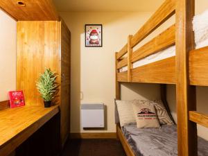 Posteľ alebo postele v izbe v ubytovaní Appartement 1 chambre, piscine, sauna, parking en hyper centre-ville - FR-1-296-432