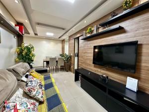 a living room with a flat screen tv and a couch at Apartamento planejado in Gama