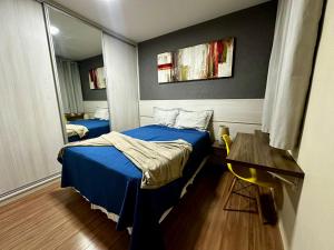 a small room with two beds and a mirror at Apartamento planejado in Gama