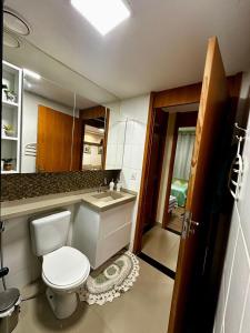 a bathroom with a toilet and a sink at Apartamento planejado in Gama