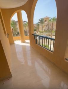 - une vue depuis le couloir d'une maison avec balcon dans l'établissement Green sudr, à Ras Sudr