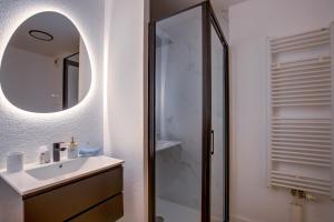 Koupelna v ubytování Love Room - Balnéo - Insolite- Détente + 18 fotografií