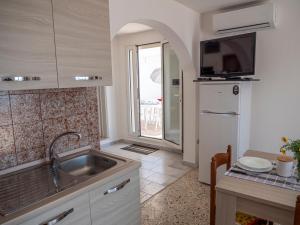 A kitchen or kitchenette at Villa Cordella 3