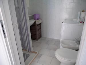 A bathroom at Villa Cordella 3