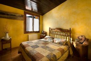 um quarto com uma cama e uma janela em La Posada de San Millán em San Millán de la Cogolla