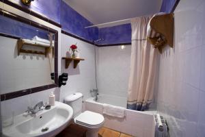 Bilik mandi di La Posada de San Millán