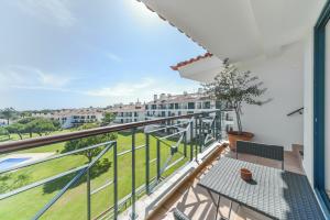 En balkon eller terrasse på Apartamento Vila Sol com terraço e jacuzzi privad