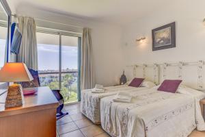 En eller flere senge i et værelse på Apartamento Vila Sol com terraço e jacuzzi privad