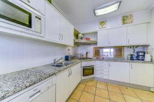 Køkken eller tekøkken på Apartamento Vila Sol com terraço e jacuzzi privad