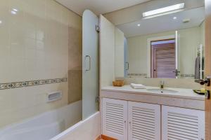 Et badeværelse på Apartamento Vila Sol com terraço e jacuzzi privad + 12 billeder