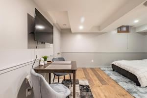 Μια τηλεόραση ή/και κέντρο ψυχαγωγίας στο Modern, basement apartment, close to airport