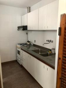 Η κουζίνα ή μικρή κουζίνα στο Casa Funes Temporary Rent excellent