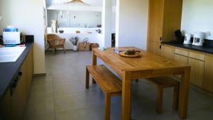 une cuisine avec une table en bois et une salle à manger dans l'établissement Villa Stella Diana, 12 pers, 100 m plage, à Pinarellu
