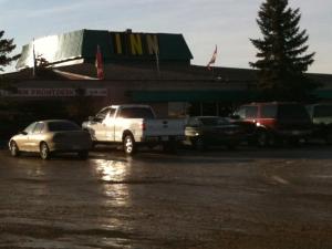 un gruppo di auto parcheggiate in un parcheggio di Vegreville Garden Inn a Vegreville