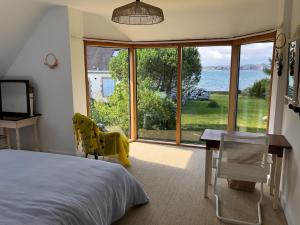 Et tv og/eller underholdning på La Zaï Zaï, maison du Cabellou face à la mer