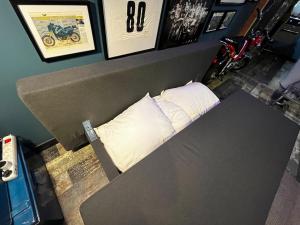 an overhead view of a bed in a room at Le Garage - logement insolite à 2 pas de Lille in Comines