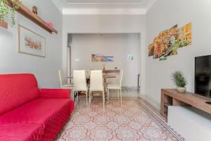 Una sala de estar con un sofá rojo y una mesa. en Cà nel Prión, en La Spezia