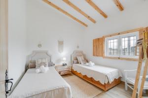 una camera da letto con due letti e una finestra di Monte Santo António - Alqueva a Mourão