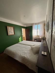 Ένα ή περισσότερα κρεβάτια σε δωμάτιο στο Auberge des Ruines de Merle