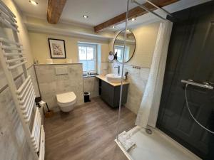 a bathroom with a tub and a sink and a toilet at Haus Bergstadtblick Fewo Auszeit in Sankt Andreasberg