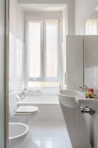 baño blanco con bañera, lavabo y aseo en Cà nel Prión, en La Spezia