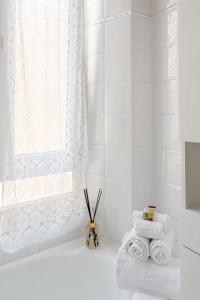 baño blanco con toallas y ventana en Cà nel Prión, en La Spezia 37 fotos más