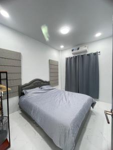 a bedroom with a bed and a shower curtain at บ้านพักขอนแก่น in Ban Nong Waeng