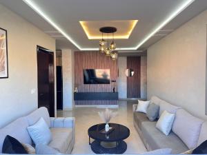 拜尔坎Luxe appartement Berkane的带沙发和桌子的客厅