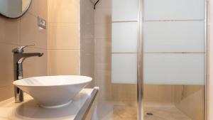 un bagno con lavandino e doccia di Roma Palace Suite a Roma