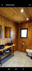 ein Badezimmer mit zwei Waschbecken und einer Toilette in der Unterkunft Le Chalet d'Agen in Boé