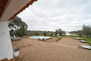 un cortile con piscina e una casa di Monte Santo António - Alqueva a Mourão Altre 7 foto
