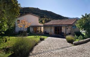 una casa con una entrada de piedra delante de ella en La Posada de San Millán, en San Millán de la Cogolla