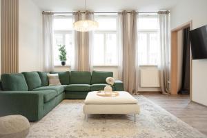 ローバウにあるExklusives City-Apartment am Altmarktの緑のソファとテーブルのあるリビングルーム