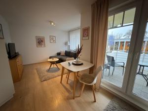 a living room with a table and a couch at K8 FeWo - Am Kurpark - Therme in Bad Saarow