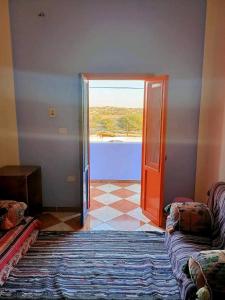 a room with a door open to a room with a view at Noury kato in Jazīrat ‘Awwāḑ