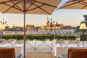 A restaurant or other place to eat at Londra Palace Venezia